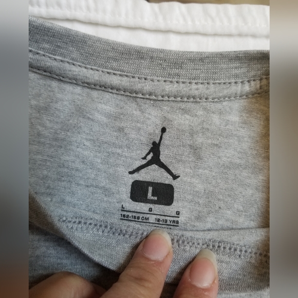 Nike Jordan Boys LG Embroidered Gray Patch Graphic T-Shirt. 12-13 - Picture 3 of 4